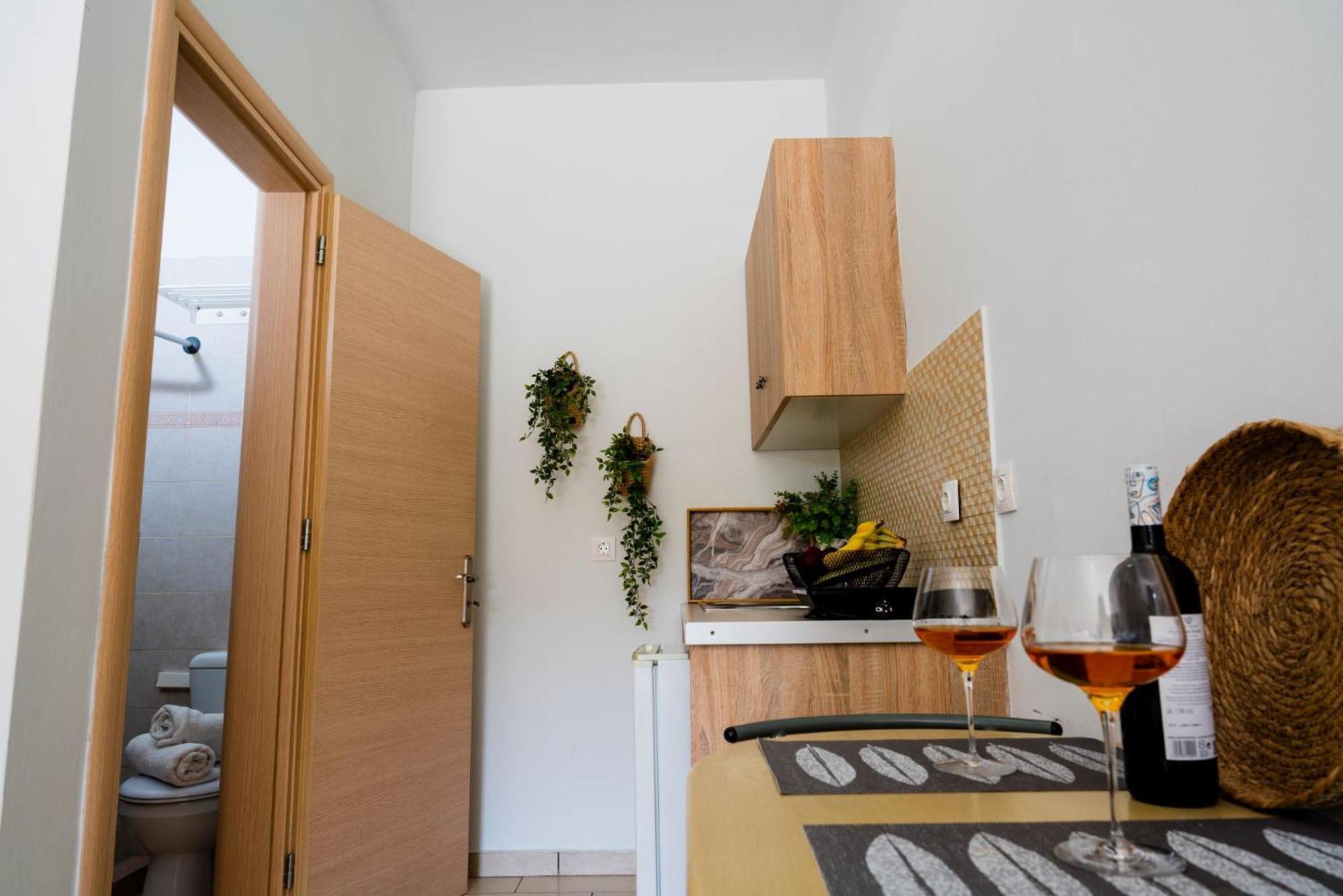 Tesys Studios And Apartments Лаганас Стая снимка